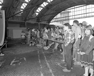 880852 Afbeelding van het publiek bij een skatedemonstratie op een mobiele halfpipe, in de oude veilinghal voor ...